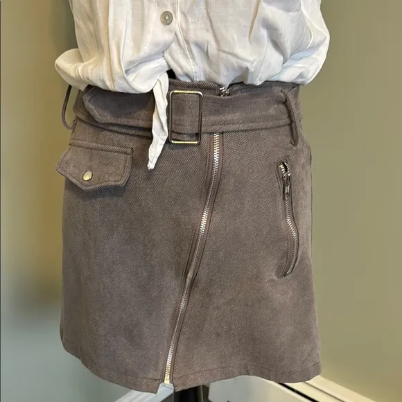 Blush Boutique - White Sleeveless Button-Up Top with Brown Zip up  Skirt - M