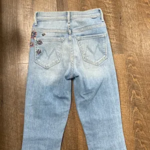 MOTHER THE INSIDER CROP STEP FRAY IN CRAFTY SIDE EMBROIDERED LIGHT WASH HI RISE
