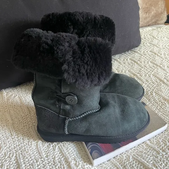 UGG Girls' Bailey Button Triplet II Boots