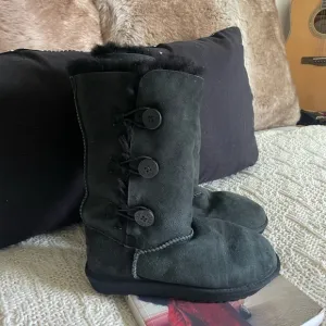 UGG Girls' Bailey Button Triplet II Boots