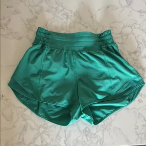Women's High Rise Lululemon Cascadia Green Hottie Hot Shorts with 2.5” inseam