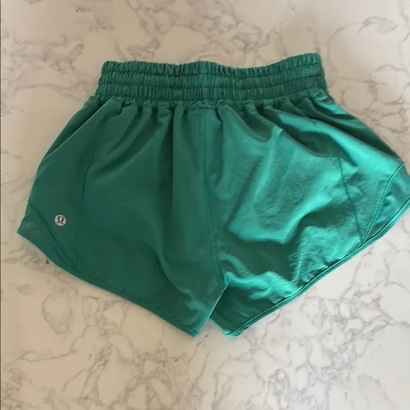 Women's High Rise Lululemon Cascadia Green Hottie Hot Shorts with 2.5” inseam